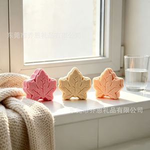 Bola de sal de baño perfumada con aroma a hoja de arce de dibujos animados personalizada de 100g para baño y ducha con serigrafía - Product Image 1