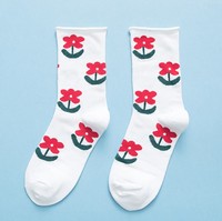 Vente en gros de chaussettes d'automne en coton absorbant la sueur sans odeur bord bouclé fleurs mignonnes chaussettes d'équipage pour femmes