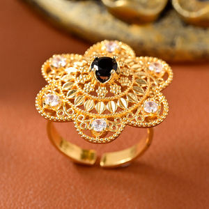 Vente en gros de bijoux vintage en laiton plaqué or 14 carats 18 carats 24 carats en forme de fleur en zircon creux, bague de mariage étanche - Product Image 6