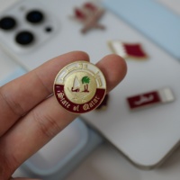 Autocollant de téléphone en métal émaillé moderne à thème qatari unique avec un design d'emblème doux, gravure, impression UV pour la personnalisation