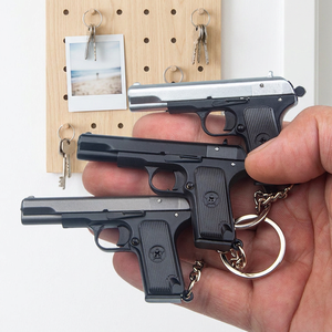 พวงกุญแจโลหะผสมสังกะสีรุ่นปืน TT33 <span class=keywords><strong>Tokarev</strong></span> ขนาด 7.0 ซม. ของสะสม ของขวัญ - Product Image 1