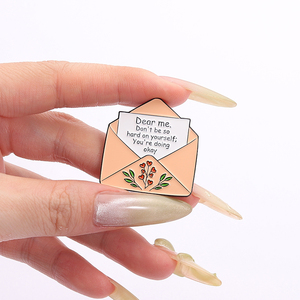 Spilla in Smalto 'È Okay Mettersi Prima di Te' con Testo 'Amore Incoraggia Te Stesso' in Busta, Distintivo da Bavero, Gioiello Regalo per Amici - Product Image 4