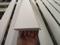 Moulures de plafond et de mur en bois massif pré-primées, lambris TNG pour usage hôtelier