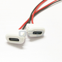 سلك شحن بيضاوي أبيض بطول حوالي 10 سم، موصل USB من النوع C بـ 2 سن، منفذ شحن بيضاوي مع سلك