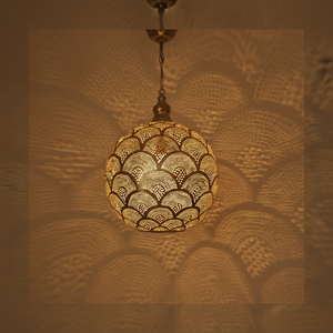 Il s'agit d'une lampe marocaine ronde et percée en laiton avec un beau motif d'ombre festonnée, disponible au prix de gros - Product Image 1