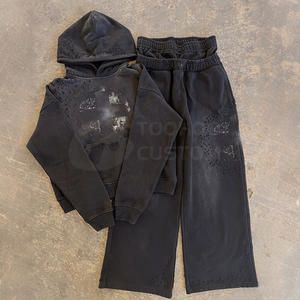 Conjunto de Sudadera con Capucha y Pantalones Deportivos Extra Grandes, Lavado Ácido, Estampado en Serigrafía, Bordado, Pedrería, Estilo Desgastado - Product Image 1