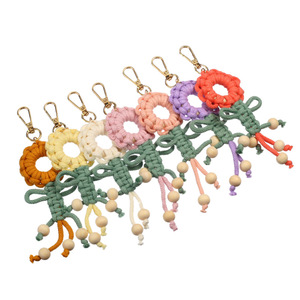 Handgemaakte Bloem Vorm Katoenen Sleutelhanger Bedelhanger Creatieve Handgeweven Weven <span class=keywords><strong>Macrame</strong></span> Holle Koord Sleutelhangers - Product Image 4