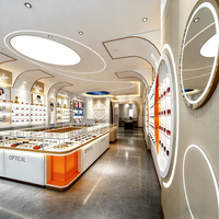 Magasin de vente au détail optique contemporain avec étagères ouvertes à niveaux et vitrines rondes éclairées