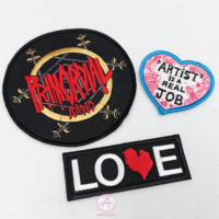 Haute qualité personnalisé fer sur coeur Patch sergé coton résine plastique Patch Merrow bordure appliqué vêtements accessoire Style crochets