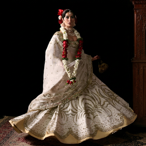 Lehenga de mariée pour femmes avec tissu de qualité supérieure, broderie élégante, design luxueux, couleurs riches, silhouette gracieuse, tenue de mariage - Product Image 1
