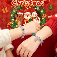 Kit de fabrication de bracelets perlés DIY pour filles, thème Noël, avec breloques mignonnes Père Noël et flocon de neige, coffret cadeau calendrier de l'Avent, idéal pour le cadeau de Noël