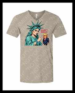 Camiseta Gráfica Quiet Piggy Liberty Edition, Unisex, Cuello en V, Manga Corta, Color Gris, Impresión Digital, Ropa Promocional - Product Image 2