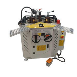 Machine automatique CNC de soudure d'angle pour fenêtres en aluminium, outil rotatif de type magazine pour le traitement des profilés - Product Image 3