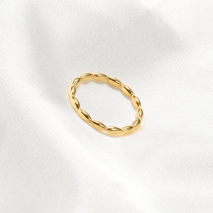 Nouveaux produits d'usine en gros : Bague géométrique simple en acier titane et or 18 carats, en acier inoxydable, inaltérable, de style moulé, ornement - Product Image 2
