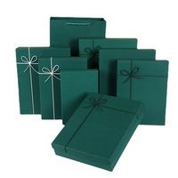Emballage de boîte-cadeau en papier kraft vert personnalisé pour chaussettes et fourrure avec gaufrage et stratification mate