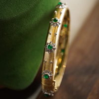 Ensemble de bracelet rétro en or jaune 18 carats vintage fait à la main bijoux haut de gamme avec émeraude naturelle de style italien brossé pour femmes