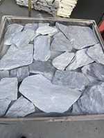Freiform Naturstein-Verblender aus grauem Quarzit mit unregelmäßigem Muster, mehrfarbige graue Schieferwandverkleidung mit Ecken