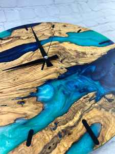 Elegante Reloj de Pared de Resina y Madera Hecho a Mano, Duradero, Funcional, Elegante y Decorativo, Perfecto para Sala de Estar o Dormitorio - Product Image 4