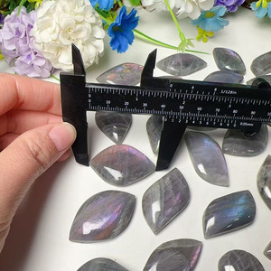 Commercio all'ingrosso di buoni colori a forma libera intagli di cristallo naturale viola Labradorite guarigione foglia di cristallo per fare ciondolo - Product Image 4