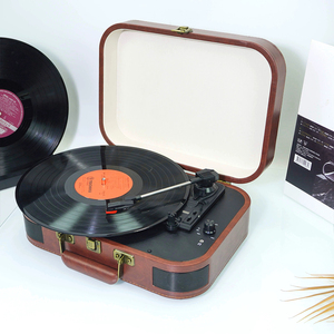 Tourne-disque portable classique marron avec <span class=keywords><strong>construction</strong></span> en MDF+PVC, design léger de 2,38 kg pour les rassemblements en plein air - Product Image 1