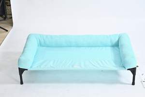 Cómodo colchón elevado para perros con refrigeración impermeable - Product Image 4