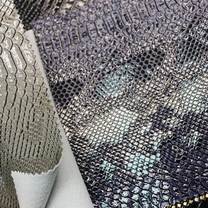 Pelle Sintetica PU con Motivo a Scaglie Metalliche Lucide Effetto Pelle di Pitone per Abbigliamento - Product Image 3