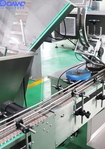 Machine de capsulage automatique complète pour bouteilles carrées et rondes, avec alimentation en bouchons, pressage et vissage, pour ligne de mise en bouteille et de comptage - Product Image 2