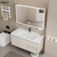 Cermin rias pintar aluminium modern dengan lampu LED tahan air, terpasang di dinding, dan kabinet kamar mandi dengan wastafel keramik