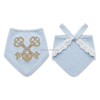 Hellblaues Blumenmuster Baumwolle Dehnbares Luxus-Schlüsselschloss-Stickerei-Spitzenbesatz Haustier-Bandana Gestricktes Verstellbares Dreieckiges Hundehalstuch