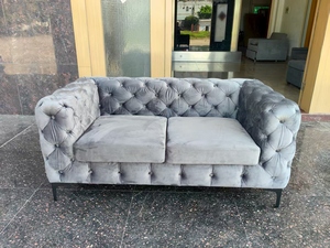 Canapé <span class=keywords><strong>deux</strong></span> <span class=keywords><strong>places</strong></span> de luxe personnalisable pour salon, en velours avec pieds en métal et boutons - Product Image 4