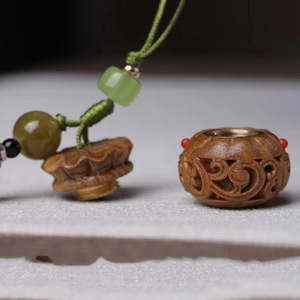 Pendentif diffuseur porte-bonheur en bois de santal vert sculpté, porte-clés 2x2.3cm, breloque aromathérapie à suspendre, cadeau - Product Image 4