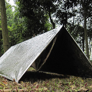 Couverture Thermique d'Urgence Réfléchissante Argentée pour Survie en Extérieur, Abri pour 1 Personne et Animaux de Compagnie - Product Image 1