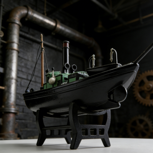 Modellino in Resina di Rimorchiatore Industriale Vintage con Supporto per Arredamento Steampunk e Collezioni Marittime - Product Image 6