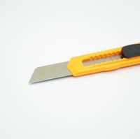 Couteau utilitaire en plastique à manche ABS rétractable en acier à haute teneur en carbone de 18mm pour la découpe de cartons de boîtes OEM/ODM