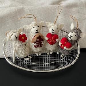 Adorno de Oveja Pequeña de Fieltro de Lana Súper Suave y Versátil, Llavero de Peluche 3D Hecho a Mano, Colgante Decorativo para Bolsos y Interiores de Automóviles - Product Image 4