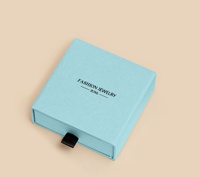 Coffret à bijoux de luxe en carton rigide avec logo personnalisé en relief, pelliculage brillant et pochette en microfibre à cordon pour collier, bague et boucles d'oreilles