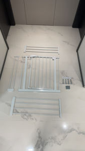 Barrière d'escalier moderne en fer YIXIN SG-003 pour bébés et chiens, barrière de sécurité pour enfants, protection contre les chutes, clôture pour chiots, conforme à la norme EN71 - Product Image 6