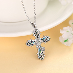 Collana con ciondolo a croce testurizzato per donna, gioielli alla moda in stile vintage, da indossare tutti i giorni - Product Image 3