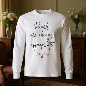 Le perle sono sempre adatte per la maglietta a maniche lunghe da donna in cotone con scollo rotondo con citazione di Jackie Kennedy - Product Image 2