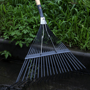 Râteau en acier à 22 dents <span class=keywords><strong>pour</strong></span> le jardin, les pelouses, les patios et les cours, les feuilles et la <span class=keywords><strong>mousse</strong></span> avec manche en bois. - Product Image 2