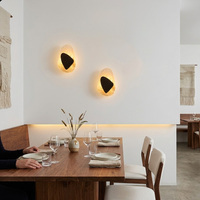 Applique murale moderne en fer et verre à LED avec design graphique irrégulier, abat-jour blanc pour salon, chambre, restaurant, éclairage de luxe