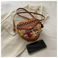 Sac à dos bohème en polyester tissé en forme de cœur, imprimé géométrique ethnique, avec pompons décoratifs, mini sac messager décontracté