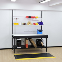 Table de travail d'emballage réglable en hauteur avec étagère de rangement et aménagement ergonomique pour un emballage efficace en entrepôt