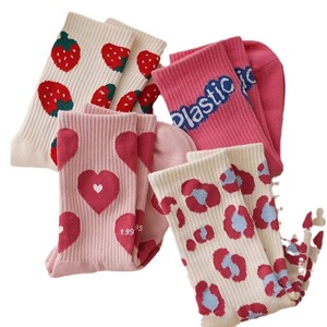 Calcetines de media pantorrilla para mujer, de algodón, con estampado de fresas y letras, estilo holgado, para jóvenes, uso casual. - Product Image 5