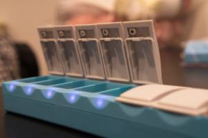 Organizador de pastillero de recordatorio fácil, sensores inteligentes con alarma suave solo si pierde una dosis o abre un día incorrecto - Product Image 5