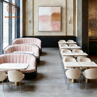 Ensemble de mobilier moderne et durable pour café, restaurant, avec table carrée en marbre et banquette/canapé.