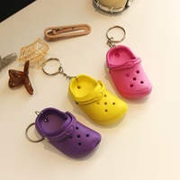Porte-clés en plastique 3D en forme de pantoufle, mini pantoufles porte-clés pour breloques Croc, cadeau pour filles et garçons, porte-clés en forme de pantoufles simulées, pendentifs