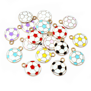 Colgantes pequeños de fútbol esmaltados de aleación de zinc para fabricación de joyas DIY - Product Image 5