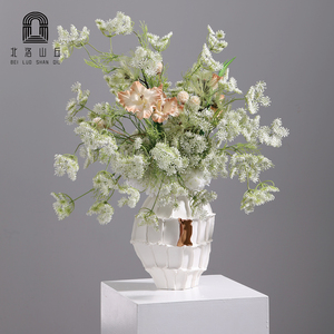 Fiori Artificiali Verdi e Ceramica Bianca in Stile Moderno, Realizzati a Mano per Decorare Elegantemente Hotel, Appartamenti o Ville - Product Image 2