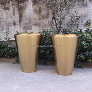 <span class=keywords><strong>Vaso</strong></span> <span class=keywords><strong>da</strong></span> fiori alto <span class=keywords><strong>in</strong></span> metallo dorato a forma di calice <span class=keywords><strong>da</strong></span> vino per decorazioni domestiche - Product Image 5